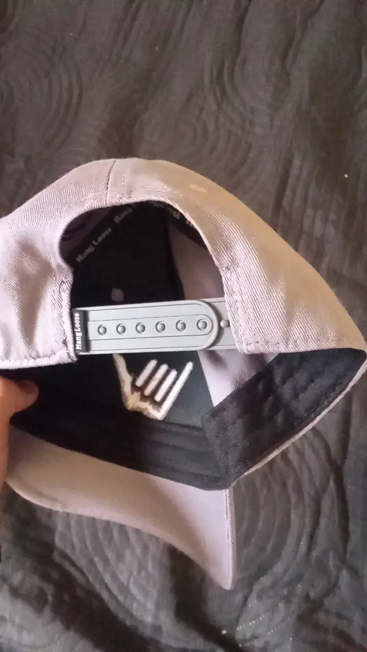 Gorra gris con diseño de mano - 4