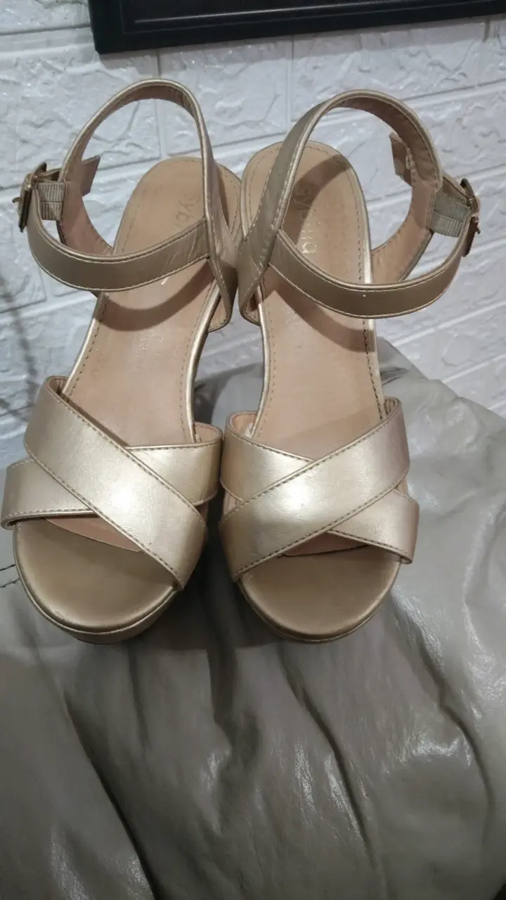 Sandalias doradas de tacón alto - 2