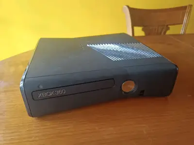 Xbox 360 Slim (Recién mantenida) - miniatura 2