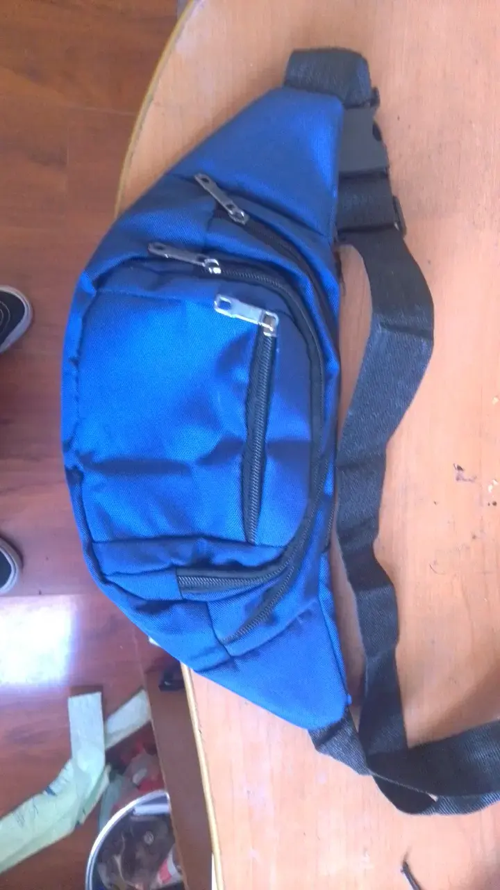 Riñonera azul con múltiples bolsillos