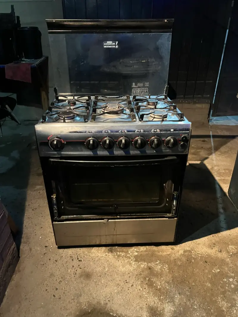 Cocina a gas con horno y 6 quemadores - 1