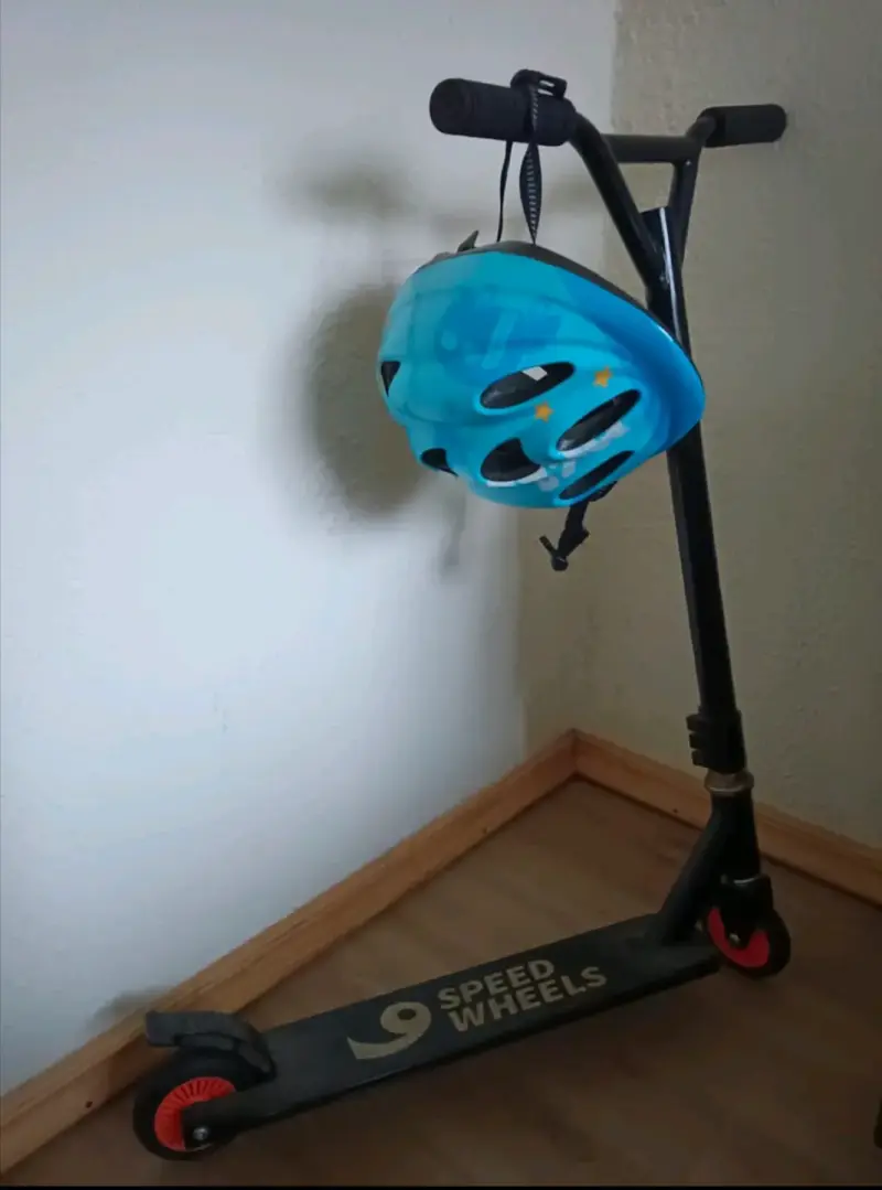 Scooter Speed Wheels con casco azul