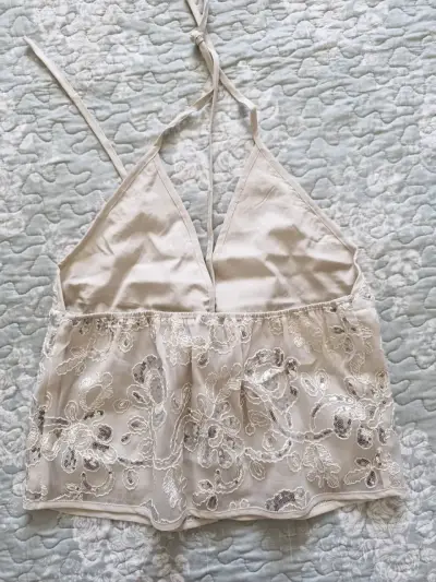 Top de encaje beige con lentejuelas - miniatura 2