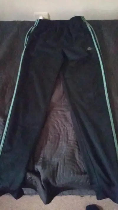 Pantalones deportivos negros con verde adidas - miniatura 1