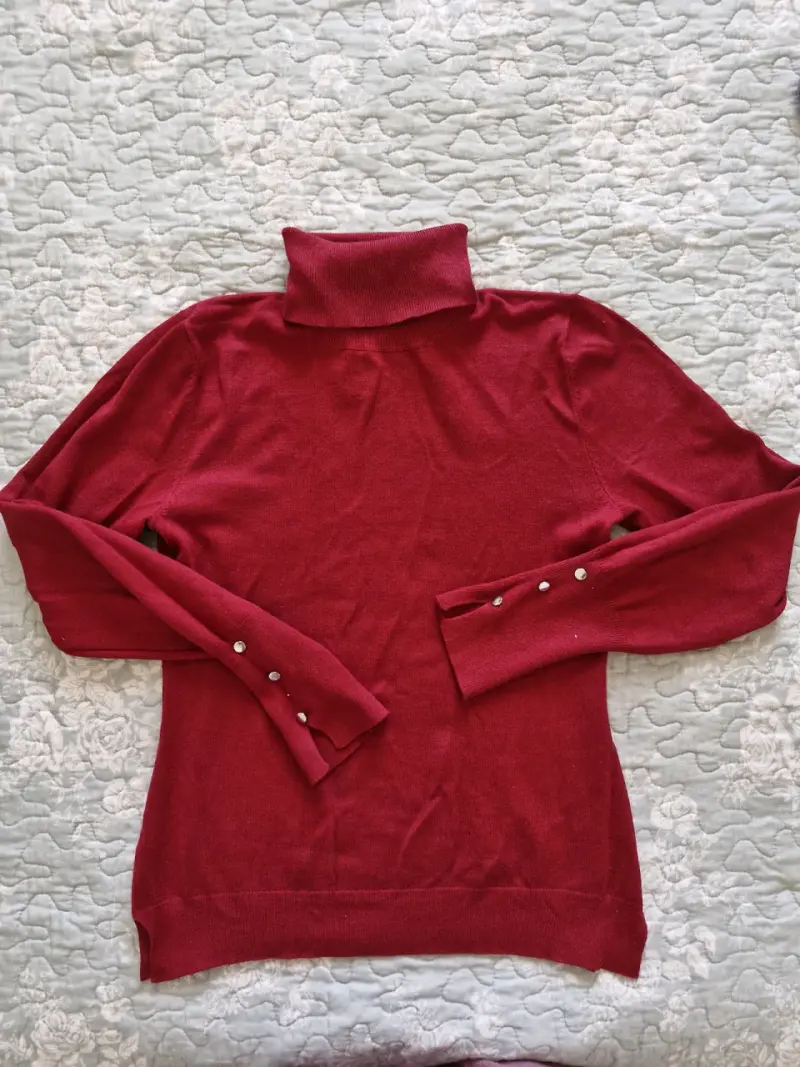 Suéter rojo de cuello alto con botones