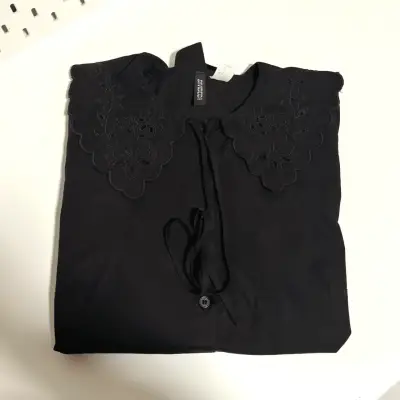 Blusa cuello bobo con bordado - miniatura 1