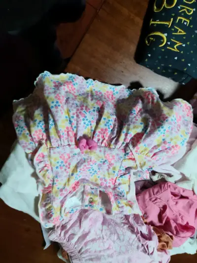 Vestido de bebé floral con volantes - miniatura 1