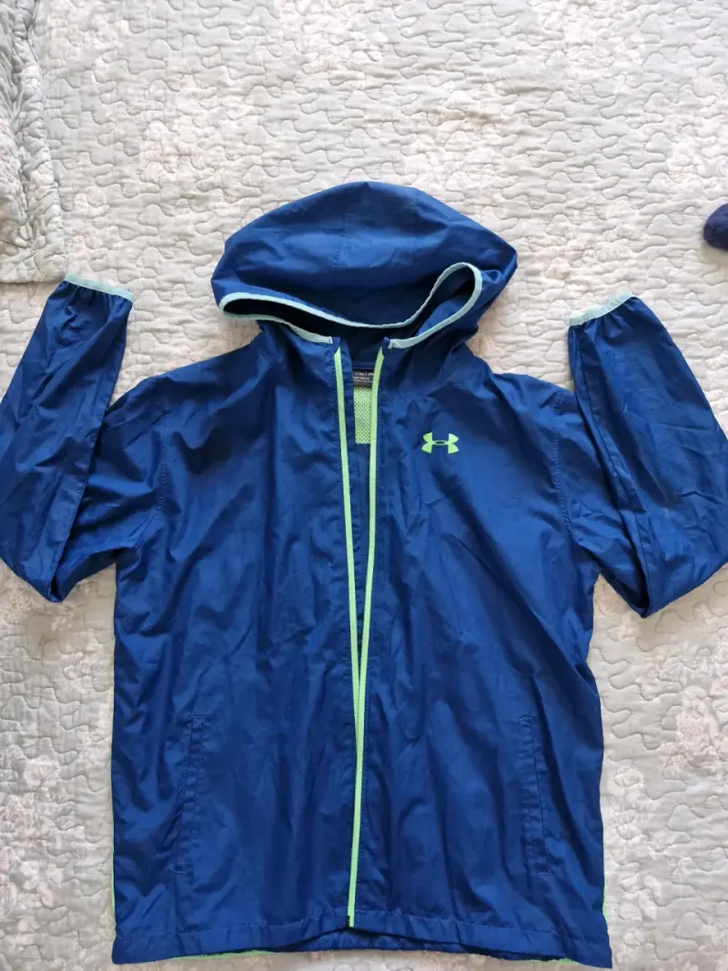 Cortavientos azul Under Armour con capucha
