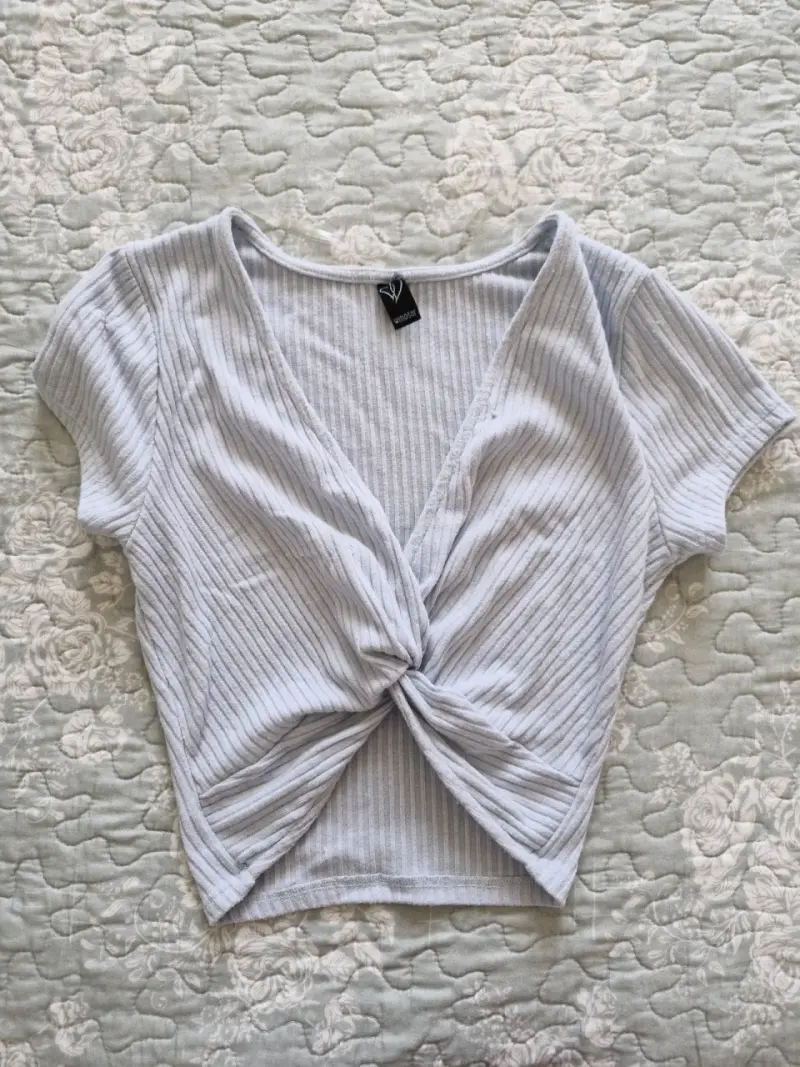 Polera crop top gris claro con nudo
