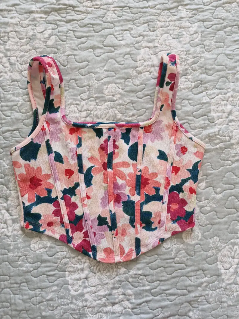 Top corto floral con tirantes