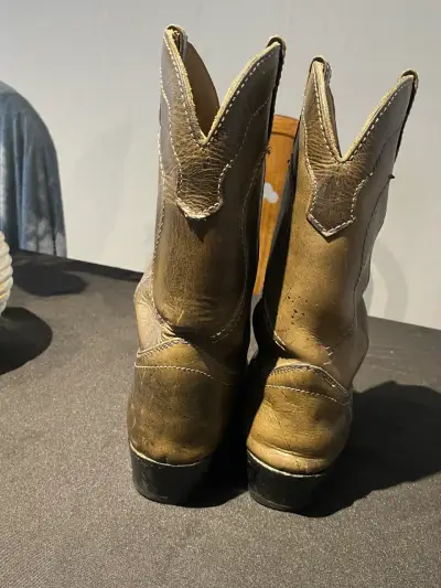 Botas vaqueras de cuero marrón en buen estado - miniatura 3