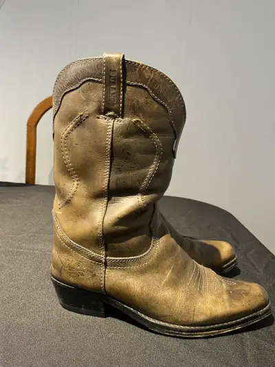 Botas vaqueras de cuero marrón en buen estado - miniatura 5