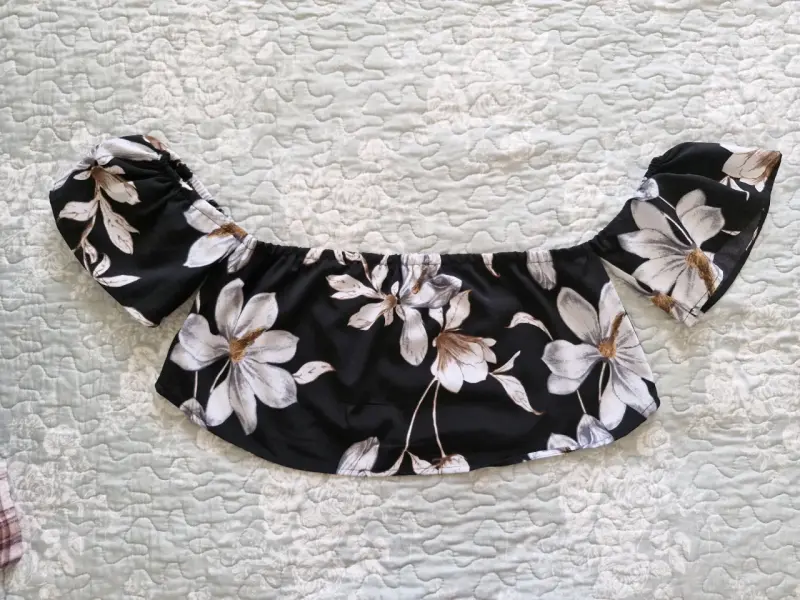 Top corto floral negro con hombros descubiertos