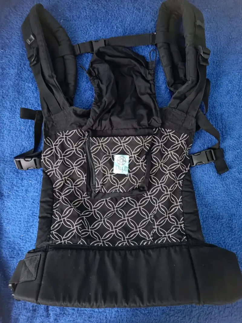 Portabebé Lillebaby Negra con diseño - 1