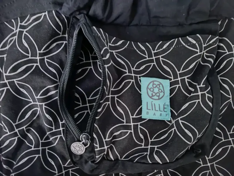 Portabebé Lillebaby Negra con diseño - 3
