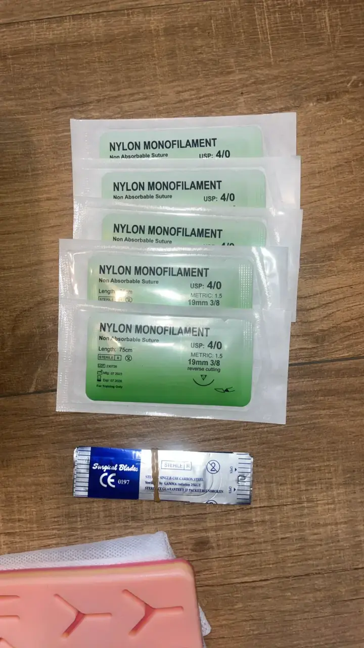 Kit de sutura con herramientas y práctica - 3
