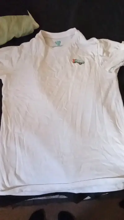 Polera blanca con diseño de skate - miniatura 1