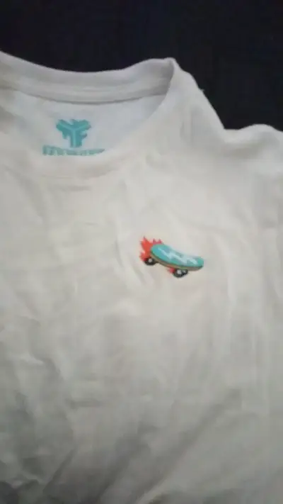 Polera blanca con diseño de skate - miniatura 2