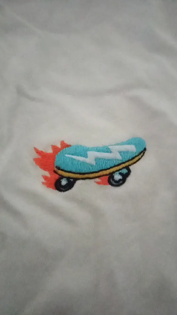Polera blanca con diseño de skate - 3