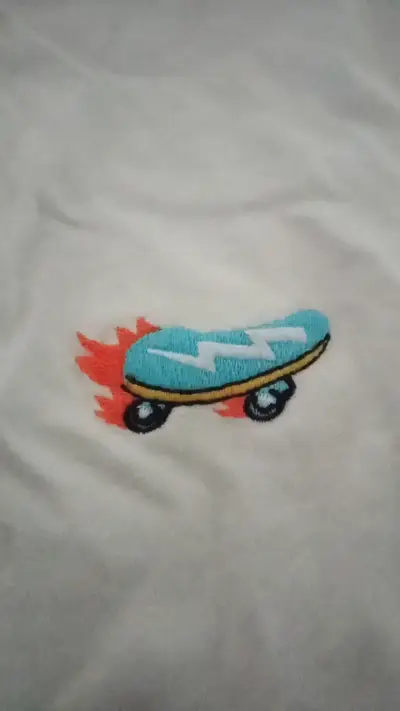 Polera blanca con diseño de skate - miniatura 3