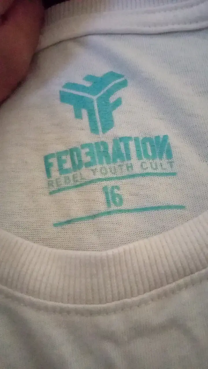 Polera blanca con diseño de skate - 4