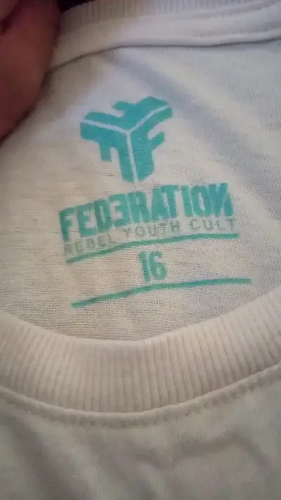 Polera blanca con diseño de skate - miniatura 4