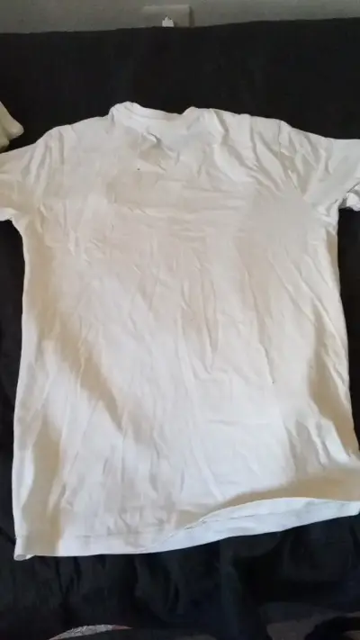 Polera blanca con diseño de skate - miniatura 5
