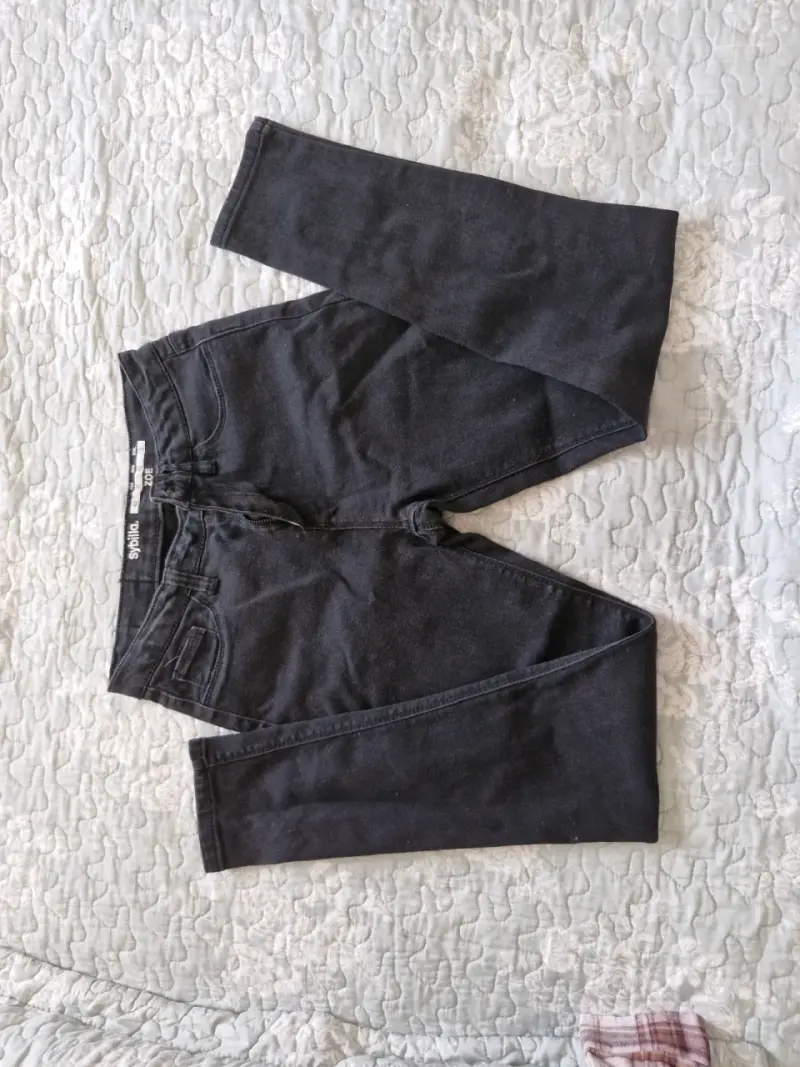Jeans negros estilo clásico para hombre