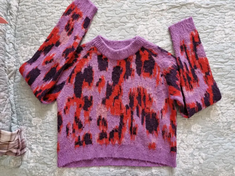 Suéter de lana estampado morado y rojo