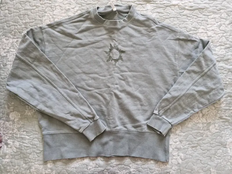 Polerón gris con diseño de sol - 1