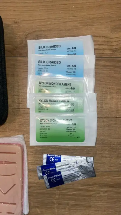 Kit de práctica de sutura con herramientas - miniatura 3