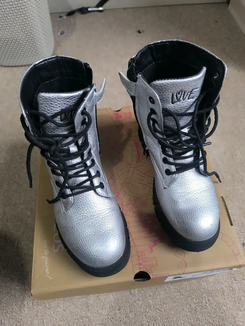 Botas plateadas con cordones y cierre talla 32 - 1