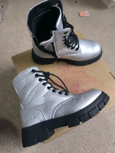 Botas plateadas con cordones y cierre talla 32 - miniatura 2