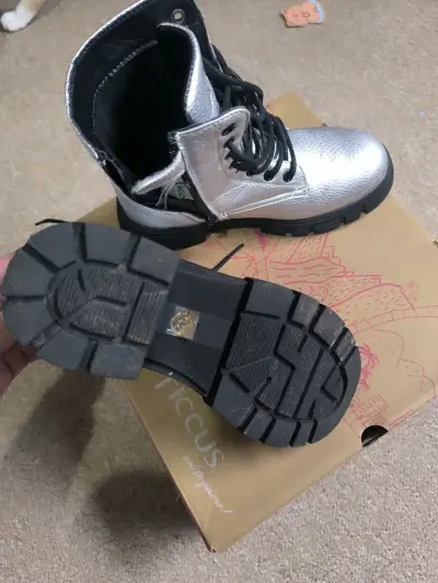 Botas plateadas con cordones y cierre talla 32 - miniatura 3