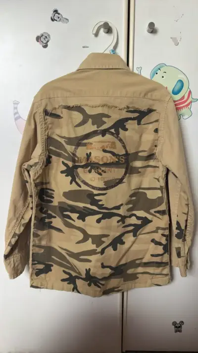 Camisa de niño beige de algodón con bolsillos - miniatura 2
