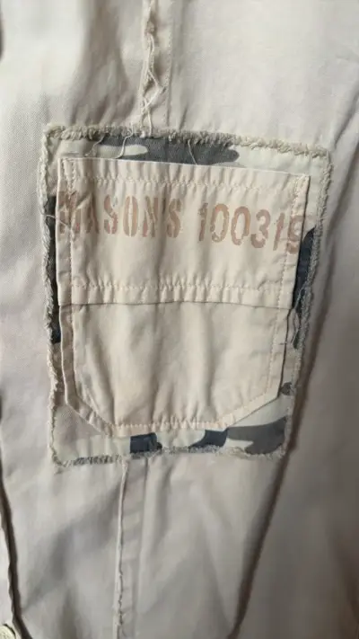 Camisa de niño beige de algodón con bolsillos - miniatura 3