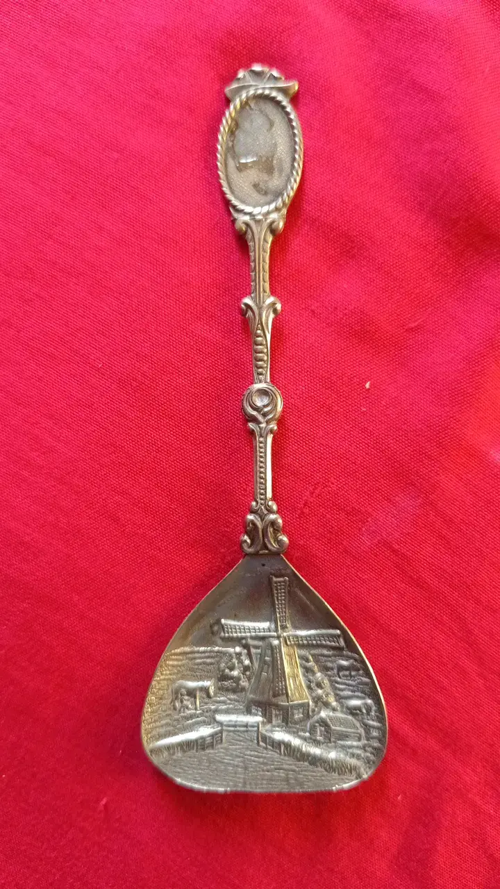 Cuchara coleccionable de metal con diseño de molino - 1