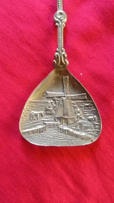 Cuchara coleccionable de metal con diseño de molino - miniatura 3