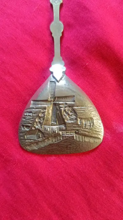 Cuchara coleccionable de metal con diseño de molino - miniatura 4
