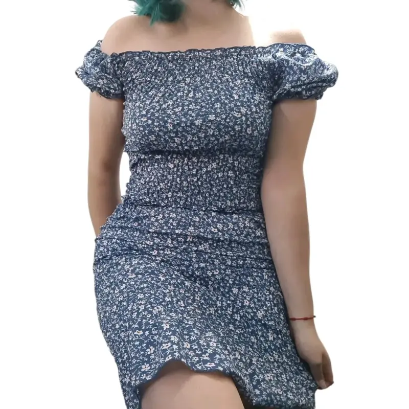 Vestido floral azul con hombros descubiertos