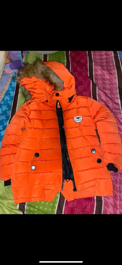 Abrigo infantil naranja con capucha de piel - miniatura 1
