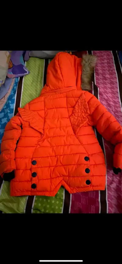 Abrigo infantil naranja con capucha de piel - miniatura 2