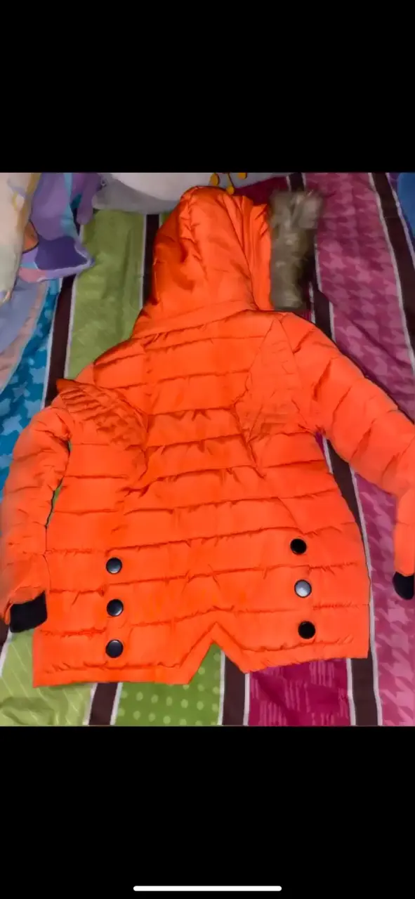 Abrigo infantil naranja con capucha de piel - 4