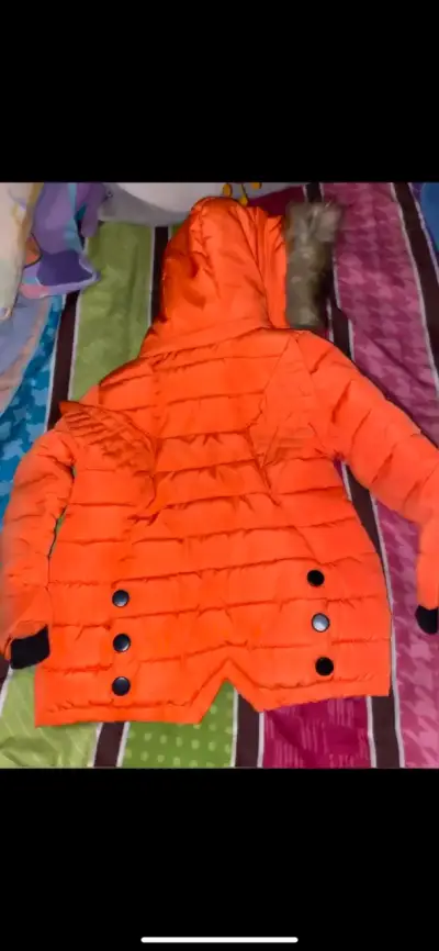 Abrigo infantil naranja con capucha de piel - miniatura 4