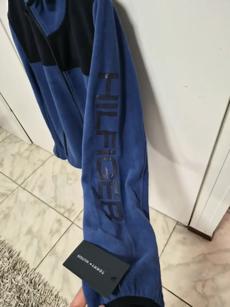 Chaqueta polar Tommy Hilfiger azul y negra - 2