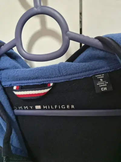 Chaqueta polar Tommy Hilfiger azul y negra - miniatura 4