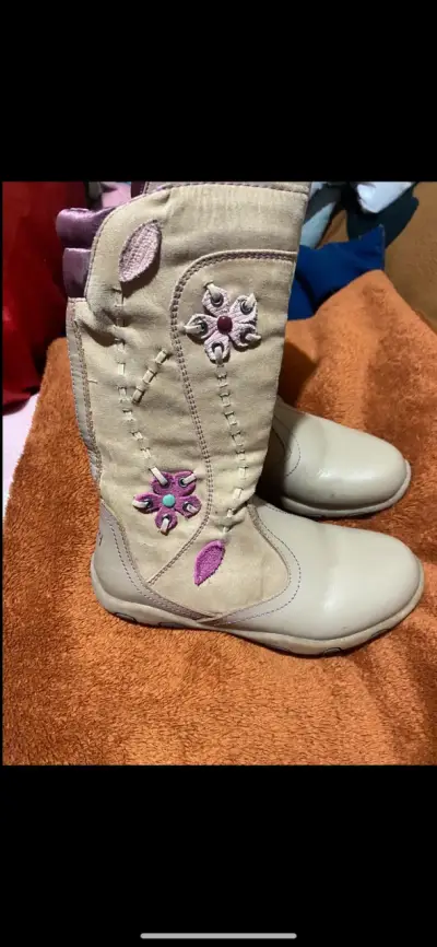 Botas beige con bordado floral para mujer - miniatura 1