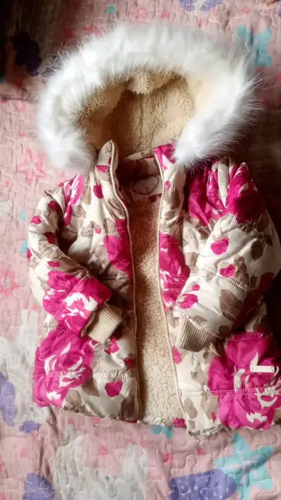 Chaqueta infantil con capucha de piel sintética - miniatura 1