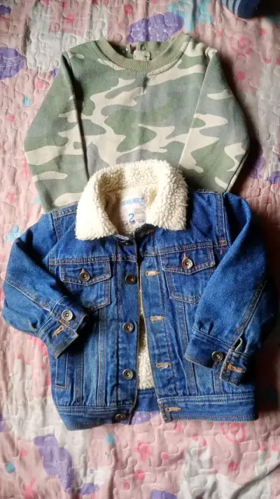 Chaqueta infantil con capucha de piel sintética - miniatura 6