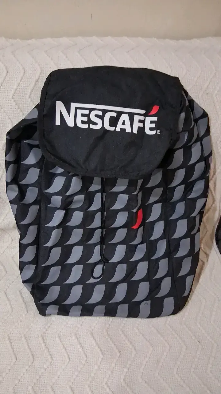Bolso Nescafé negro con diseño moderno - 1
